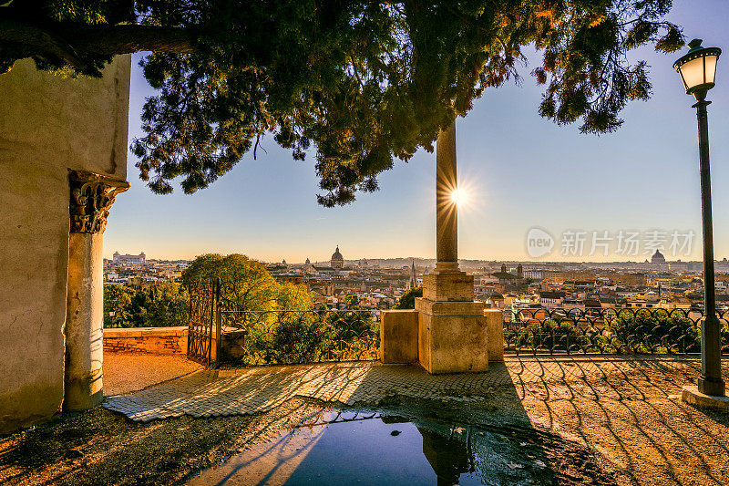 从平西奥花园(Pincio Gardens)的全景露台上看到的罗马屋顶上的日落